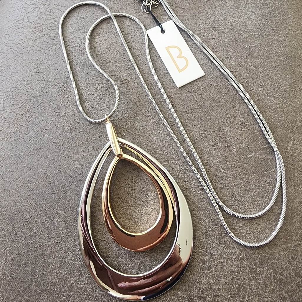 Chic Two-Tone Necklace With Teardrop Pendants